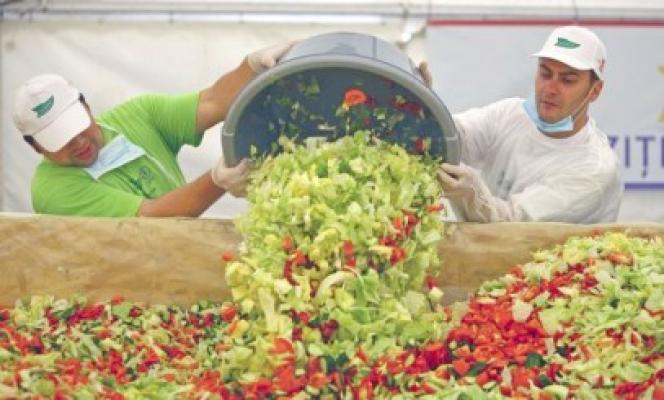 Record: cea mai mare salată vegetală a fost făcută la Bucureşti